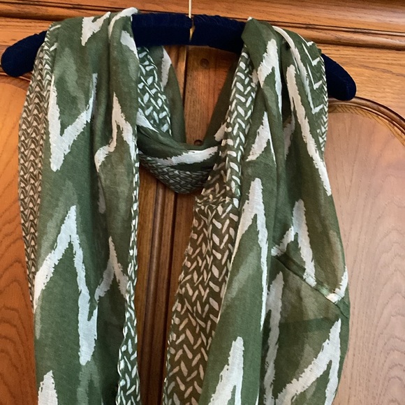 Olive Green Infinity Scarf 31 X 34 Manhattan Scarf Company Lightweight - Picture 2 of 9